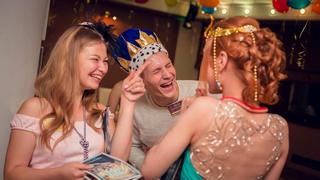 Квест на день рождения «Ночь в музее»: Когда великие цари и царицы прочитали книгу Карнеги и обсуждают, как завоевать друзей. Иван Грозный предлагает угрожать, Клеопатра — обниматься, а Елена Прекрасная — сделать необычный подарок. desc_5