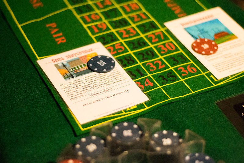 Ведущий развлекает гостей на корпоративе в Нижневартовске