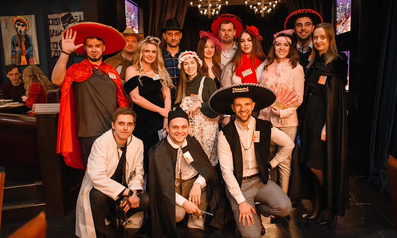 Корпоратив на Новый год в Нижневартовске — празднично украшенный банкетный зал